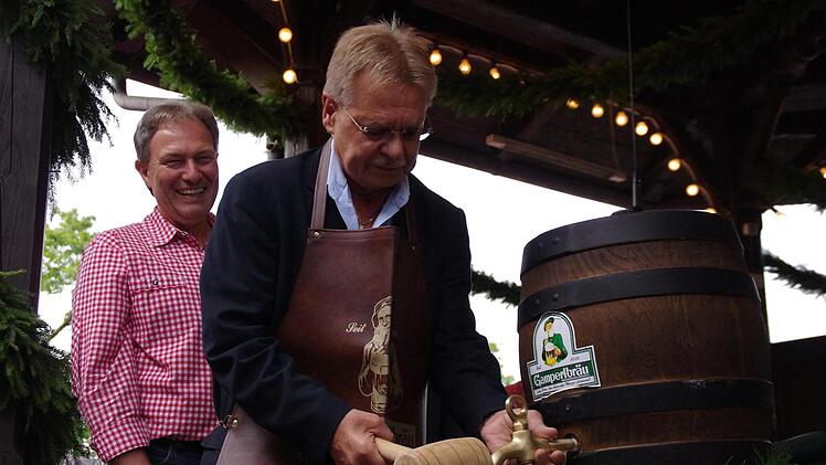 Bürgermeister Wolfgang Beiergrößlein (r.) schwang noch einmal beim Kronacher Freischießen zielsicher den Hammer. Landrat Klaus Löffler verfolgt die letzte Eröffnung des Volksfestes durch das Stadtoberhaupt, ehe dessen Amtszeit 2020 endet. Foto: Marco Meißner