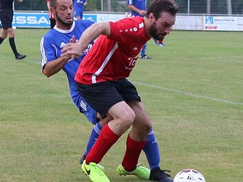 Der Eberner Matze Schmitt (r.) setzt sich gegen den Pfarrweisacher Abwehrspieler durch.  Foto: Dietz