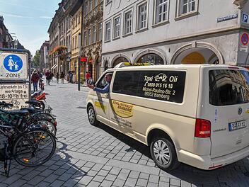 Taxis dürfen in Bamberg ab 10.30 Uhr auch keine gehbehinderten Patienten mehr zum Arzt in der Fußgängerzone bringen. Foto: Ronald Rinklef