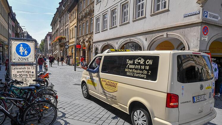 Taxis dürfen in Bamberg ab 10.30 Uhr auch keine gehbehinderten Patienten mehr zum Arzt in der Fußgängerzone bringen. Foto: Ronald Rinklef