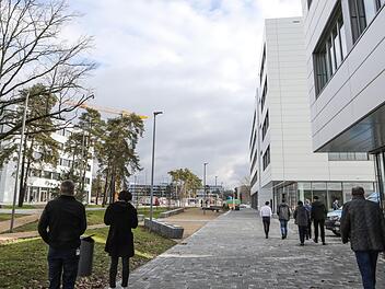 Mehrere neue Bürogebäude und Parkhäuser sind bereits in Betrieb.    Foto: Barbara Herbst
