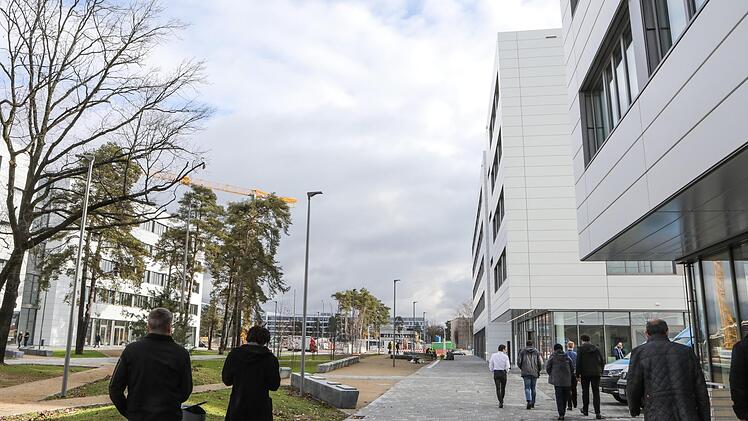 Mehrere neue Bürogebäude und Parkhäuser sind bereits in Betrieb.    Foto: Barbara Herbst