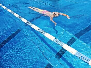 Mit dem Ferienpass gew&auml;hren die Freib&auml;der kostenlosen Einlass. Allerdings muss man sich zuvor online ein Tickt sichern.  Symbolbild: Uwe Anspach/dpa