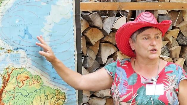 Helga Dressel an der Weltkarte: Erst 1886 kam die Tomate nach Deutschland. Ihr Ursprungsgebiet war einst Feuerland und der Norden von S&uuml;damerika. Fotos: Monika Sch&uuml;tz