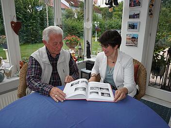 Walter Vey stellt Bürgermeisterin Sonja Rahm sein neues Buch vor. Es enthält Geschichten aus Walter Veys Leben. Foto: Marion Eckert