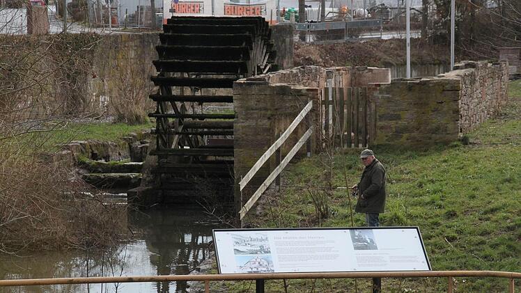 Der L&auml;rm der Turnhouter Stra&szlig;e scheint beim Angeln nicht zu st&ouml;ren. Foto: Kerstin V&auml;th