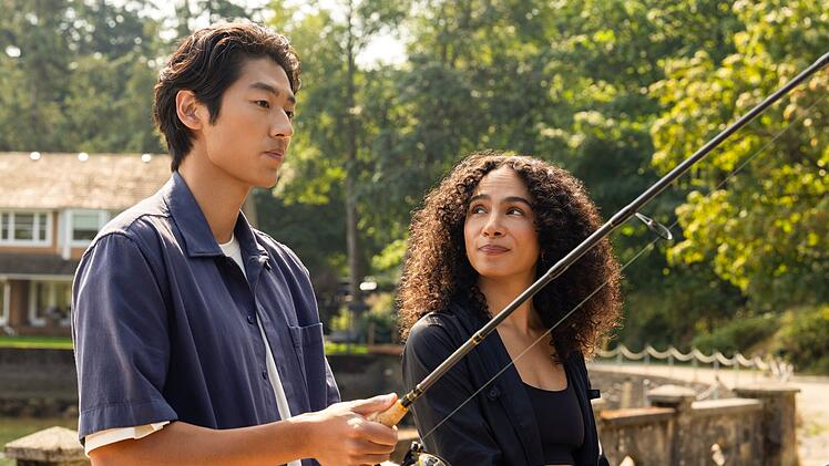 Percys beste Freundin Chantal (Aurora Perrineau) l&auml;sst von Jordie (Joseph Chiu) nur widerwillig von den Vorz&uuml;gen des ruhigen Lebens in dem verschlafenen St&auml;dtchen &uuml;berzeugen.