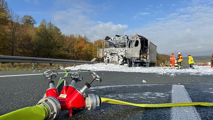 Lkw brennt auf A7 &ndash; Wasserkapazit&auml;t vor Ort reicht nicht zum L&ouml;schen