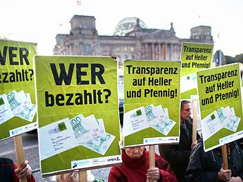 Aktivisten demonstrieren am 18.10.2012 in Berlin vor dem Reichstag für mehr Transparenz bei den Nebeneinkünften von Bundestagsabgeordneten. Zuvor wurden 60000 Unterschriften von Bürgern an Bundestagsabgeordnete übergeben. Foto: Kay Nietfeld/dpa Aktivisten demonstrieren am 18.10.2012 in Berlin vor dem Reichstag für mehr Transparenz bei den Nebeneinkünften von Bundestagsabgeordneten. Zuvor wurden 60000 Unterschriften von Bürgern an Bundestagsabgeordnete übergeben. Foto: Kay Nietfeld/dpa