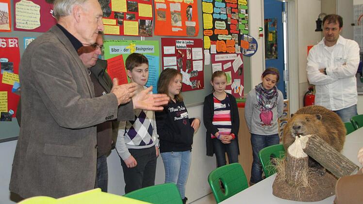 Die Biberberater Hermann Gerdes und Erich Schiffelholz diskutieren mit dem Fachbetreuer Biologie, Jürgen Feulner, und einigen Fünftklässlern über das Biberprojekt der Schule.