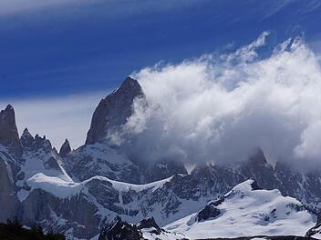 Majestätischer Gipfel in rauem Klima: Der Cerro Fitzroy ist mit 3445 Meter Höhe der unbestrittene König der Gletscherwelt an der Grenze zwischen Argentinien und Chile. Foto: cri