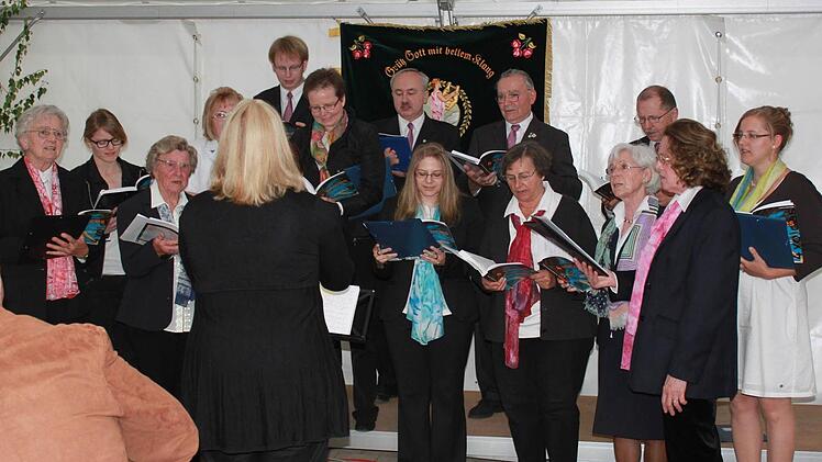 Der Gesangverein Ebern unter der Leitung von Stephanie Liebl. Foto: Becht