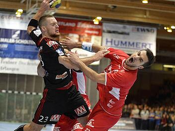 le Rahmel (links) setzt sich gegen Gästespieler Michael Allendorf durch. Fotos: Picturedreams