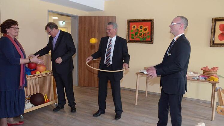 Sie hatten Freude im Therapieraum. Von links die ASB Kreisvorsitzende Christa Steiger, Architekt Joachim Schlund, Landrat Oswald Marr und Geschäftsführer Thomas Scholz.