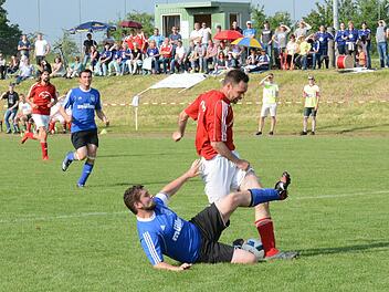 Das Oben und Unten dieser Szene hatte auch ergebnistechnisch Bestand: Stefan Beck gewann mit dem TSV Volkers deutlich gegen den TSV Pfändhausen um Jürgen Kraus. Foto: ssp