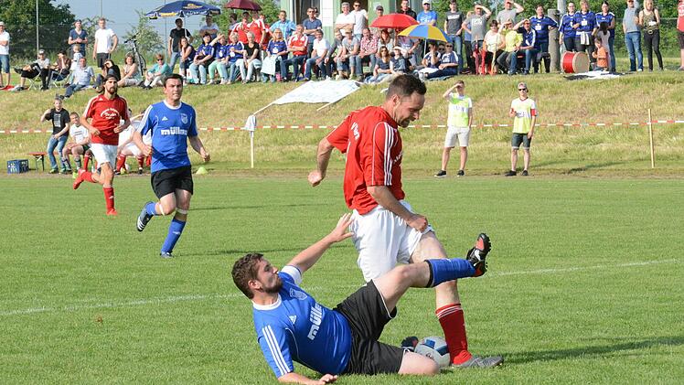 Das Oben und Unten dieser Szene hatte auch ergebnistechnisch Bestand: Stefan Beck gewann mit dem TSV Volkers deutlich gegen den TSV Pfändhausen um Jürgen Kraus. Foto: ssp