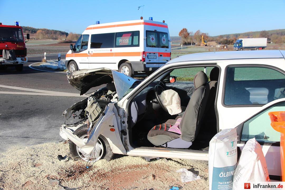 B470 bei Lonnerstadt: Seniorin stirbt nach Kollision mit Land Rover