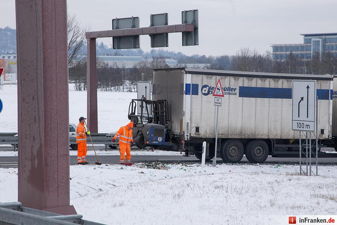 Lkw verliert Wasserkästen bei Coburg