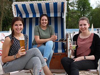 Die Berufssch&uuml;lerinnen Julia Bezold (von links), Laura Nikol und Domenica Barthel machen es sich auf Strandliegen und im Strandkorb bequem.  Foto: Borst