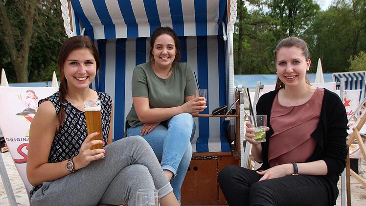 Die Berufssch&uuml;lerinnen Julia Bezold (von links), Laura Nikol und Domenica Barthel machen es sich auf Strandliegen und im Strandkorb bequem.  Foto: Borst