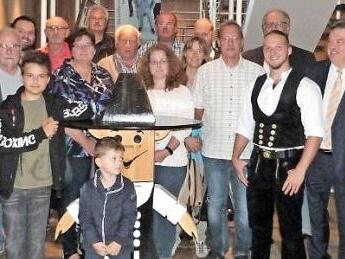 Die Preisträger beim "Pfundsägen" der Zimmerer-Innung Kulmbach mit Kreishandwerksmeister und Innungsobermeister Günther Stenglein (Zweiter von links) und Landrat Klaus Peter Söllner (Fünfter von rechts). Foto: Werner Reißaus