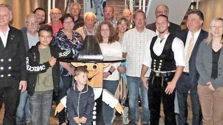 Die Preisträger beim "Pfundsägen" der Zimmerer-Innung Kulmbach mit Kreishandwerksmeister und Innungsobermeister Günther Stenglein (Zweiter von links) und Landrat Klaus Peter Söllner (Fünfter von rechts). Foto: Werner Reißaus