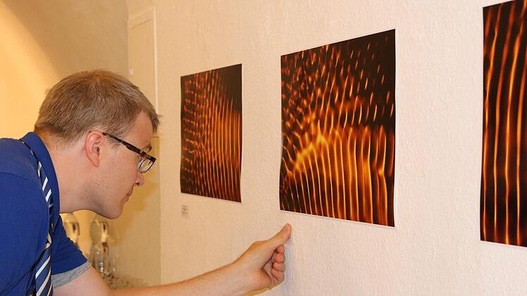 Farbfotografien von Ausschnitten aus akustisch erzeugten Wellen in Wasser stellt Benedikt Morsch zurzeit in der Oberen Stadtgalerie aus. Die Werkschau läuft noch bis zum 22. Oktober und ist jeweils samstags und sonntags von 13 bis 17 Uhr zu sehen. Fotos: Klaus Klaschka