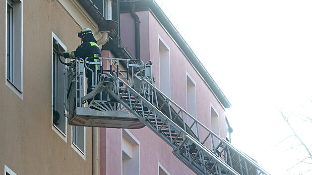 N&uuml;rnberg: Kind (2) sperrt Mutter mit Baby auf Balkon aus - Feuerwehr r&uuml;ckt mit Drehleiter an