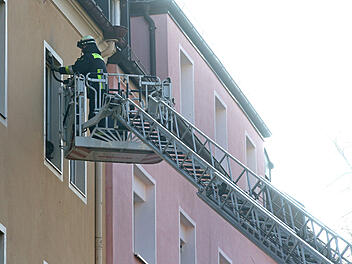 N&uuml;rnberg: Kind (2) sperrt Mutter mit Baby auf Balkon aus - Feuerwehr r&uuml;ckt mit Drehleiter an