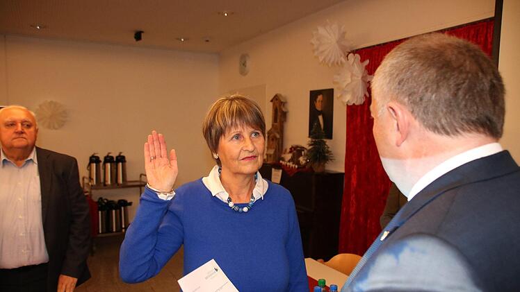 Landrat Thomas Bold vereidigte am Montag Ursula Müller-Ahammer als Kreisrätin. Foto: Ralf Ruppert