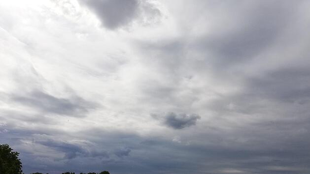 Sich t&uuml;rmende Wolken, hier &uuml;ber der Brandensteinsebene hinter der Veste Coburg,  k&ouml;nnen in reiche geistige Bilderwelten ziehen.  Heidi Fischer gaben "Wolken wie L&ouml;wenh&auml;upter" den Titel f&uuml;r ihre neue Kurzgeschichtensammlung.Carolin Herrmann