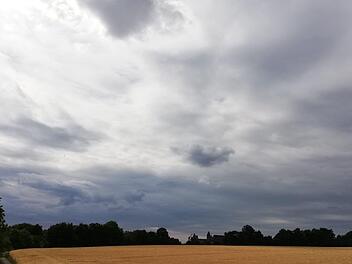 Sich türmende Wolken, hier über der Brandensteinsebene hinter der Veste Coburg,  können in reiche geistige Bilderwelten ziehen.  Heidi Fischer gaben "Wolken wie Löwenhäupter" den Titel für ihre neue Kurzgeschichtensammlung.Carolin Herrmann