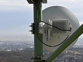 In Schwarzach ist ein Funkmast geplant. Das sorgt für Gesprächsbedarf. Am Montag lag dazu ein Antrag der ABL dem Mainleuser Gemeinderat vor.  Symbolbild: Hans Punz/APA/dpa