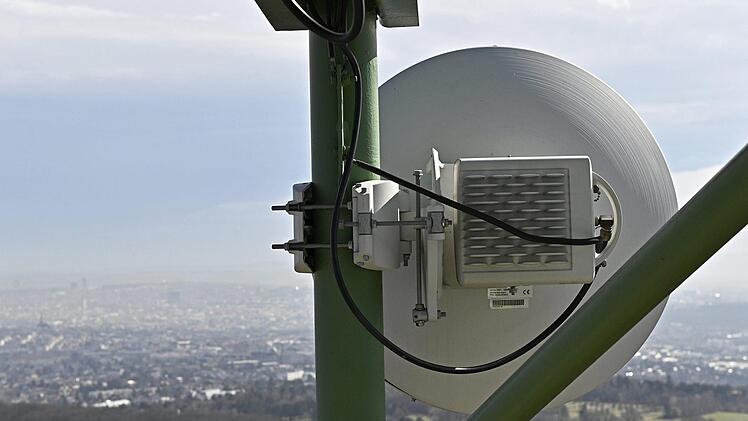 In Schwarzach ist ein Funkmast geplant. Das sorgt für Gesprächsbedarf. Am Montag lag dazu ein Antrag der ABL dem Mainleuser Gemeinderat vor.  Symbolbild: Hans Punz/APA/dpa