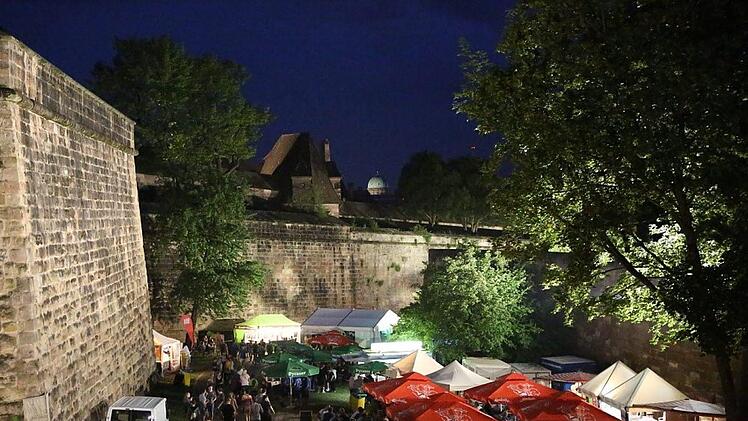 Bis spät in die Nacht hinein können die Gäste das einzigartige Ambiente des Burggrabens genießen, Foto: Peter Borowitz © LiNDWERK GmbH