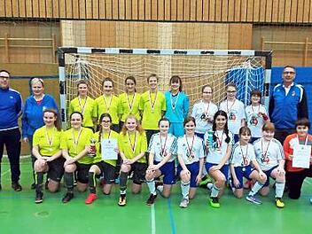 Die siegreichen Mannschaften des Frankenwald-Gymnasiums (links) bei den Klassen 8 bis 10 sowie der RS II (rechts) bei den Jahrgangsstufen 5 bis 7 der Mädchen  Fotos: privat