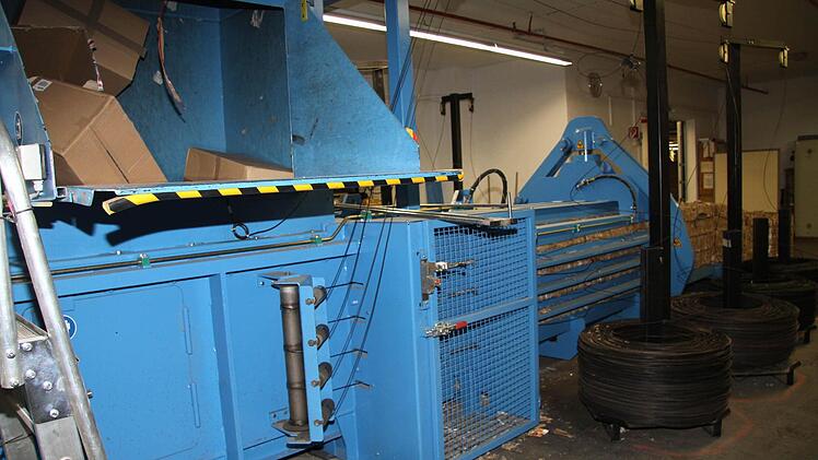 Mit der neuen Papierballen-Presse lassen sich die gepressten Ballen besser vermarkten und leichter transportieren.