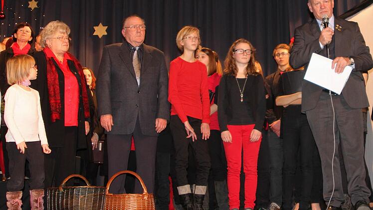 Der Vorsitzendes des Sängerkreises Schweinfurt Paul Kolb ehrte die langjährigen Sänger und Mitglieder Laura Wiesnetz, Kaja Pfuhlmann, Franz Hußlein und Jutta Sender (von rechts).