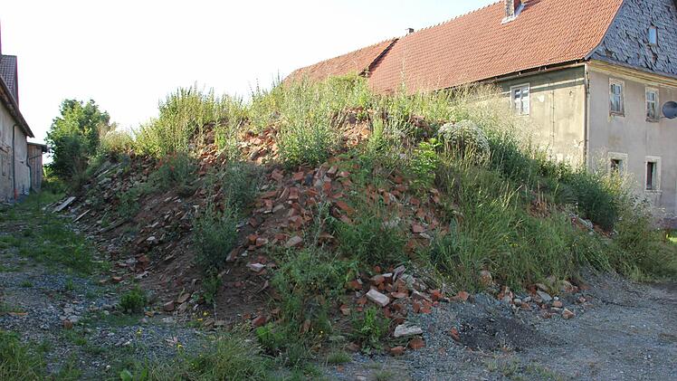 Der Steinhaufen in Seibelsdorf stört.