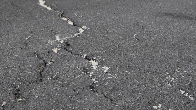 Auch der Stadt Bad Brückenau sind durch den Hangrutsch Schäden entstanden: Hier Risse in der Hartstraße. Foto: Ulrike Müller