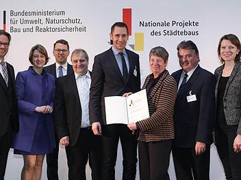 In Berlin wurde die Förderurkunde übergeben. Unser Bild zeigt (von rechts) MdB Emmi Zeulner, Landrat Klaus Peter Söllner, Bundesbauministerin Barbara Hendricks, Bürgermeister Martin Bernreuther, Stiftungsvorstandsmitglied Klaus Bodenschlägel, den Thurnauer Verwaltungsleiter Hans-Peter Ströbel, MdB Anja Weisgerber und Staatssekretär Florian Pronold. Foto: BMUB/Sascha Hilgers