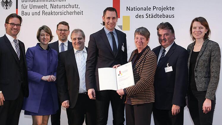 In Berlin wurde die Förderurkunde übergeben. Unser Bild zeigt (von rechts) MdB Emmi Zeulner, Landrat Klaus Peter Söllner, Bundesbauministerin Barbara Hendricks, Bürgermeister Martin Bernreuther, Stiftungsvorstandsmitglied Klaus Bodenschlägel, den Thurnauer Verwaltungsleiter Hans-Peter Ströbel, MdB Anja Weisgerber und Staatssekretär Florian Pronold. Foto: BMUB/Sascha Hilgers