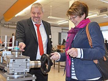 Daniel Grimm führt Bürgermeisterin Elke Protzmann durch das Messlabor Am Moos und lässt sie auch mal "am Rad drehen". Foto: Rainer Lutz