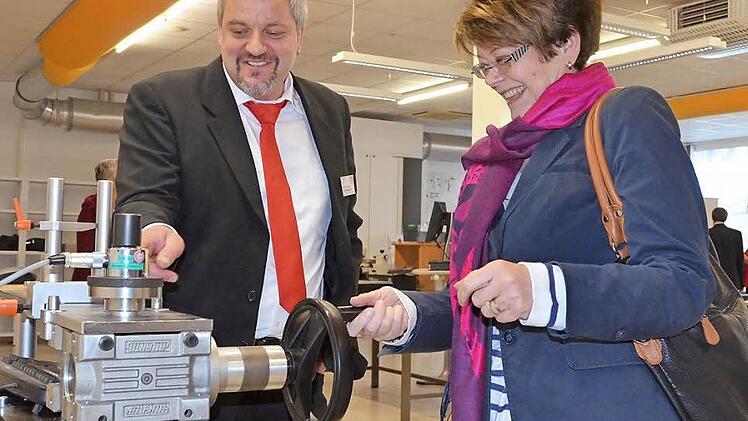 Daniel Grimm führt Bürgermeisterin Elke Protzmann durch das Messlabor Am Moos und lässt sie auch mal "am Rad drehen". Foto: Rainer Lutz