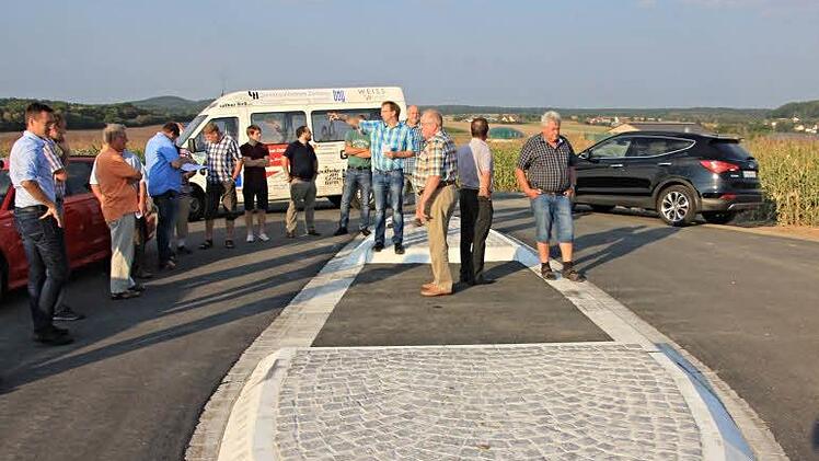 Die neue Abbiegespur zum geplanten Gewerbegebiet an der B 279 war eine der Stationen der Besichtigung.  Fotos Helmut Will