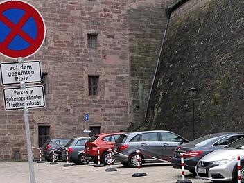 Dieses Bild - parkende Autos im Kasernenhof - gibt es im Sommerhalbjahr nur noch abends ab 18 Uhr. Tagsüber während der Museumsöffnungszeiten gilt auf dem gesamten Platz ein Halteverbot. Foto: Jochen Nütel