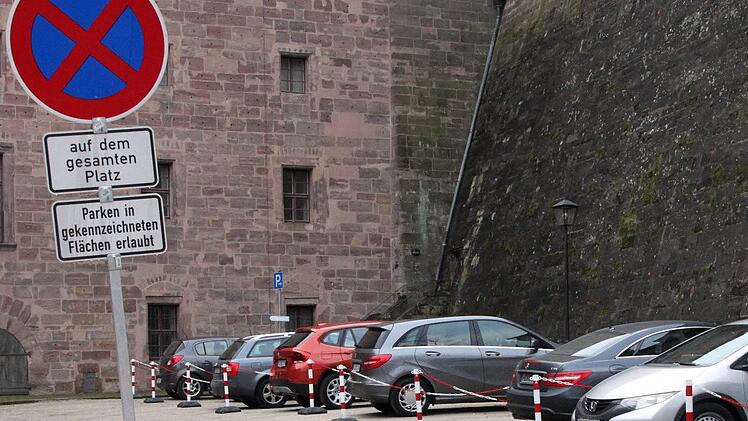 Dieses Bild - parkende Autos im Kasernenhof - gibt es im Sommerhalbjahr nur noch abends ab 18 Uhr. Tagsüber während der Museumsöffnungszeiten gilt auf dem gesamten Platz ein Halteverbot. Foto: Jochen Nütel