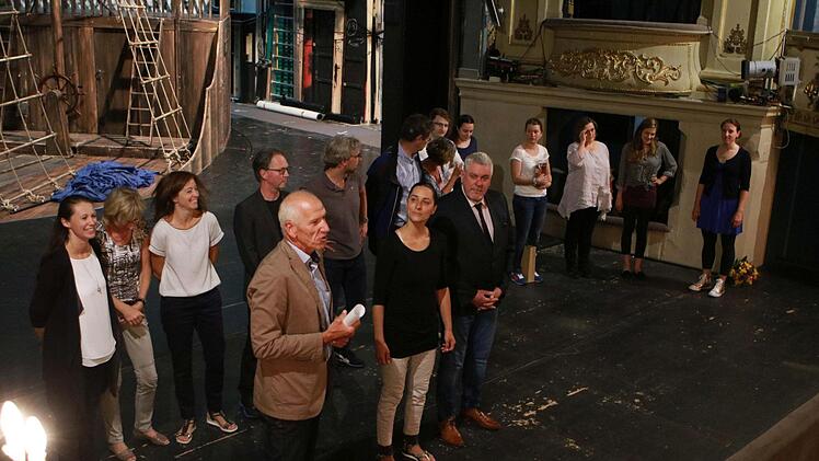Dank an die Leiter der Coburger Schul-Theatergruppen durch Klaus Anderlik, Leiter des Kultur- und Schulamtes der Stadt Coburg.Foto: Jochen Berger