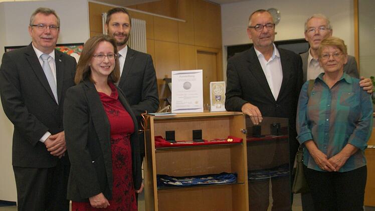 VR-Vorstandsvorsitzender Michael Lieb, Stadtarchivarin Adelheid Waschka, VR-Vorstandsmitglied Christoph Bäumel, Bürgermeister Jürgen Kohmann sowie Manfred Weidauer und seine Gattin präsentieren die Vitrine mit den nun ausgestellten Adam-Riese-Medaillen aus verschiedenen Regionen und Jahrzehnten.Mario Deller