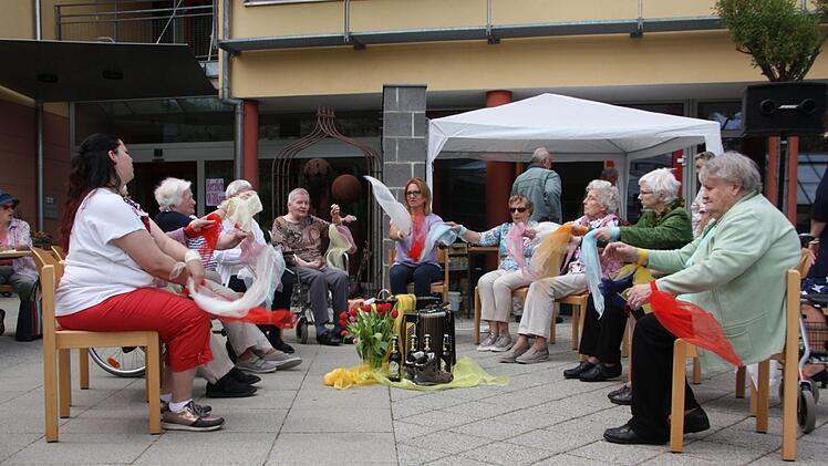 Einige Heimbewohnerinnen und Betreuerinnen führten am Frühlingsfest  drei Sitztänze auf. Matthias Nöth